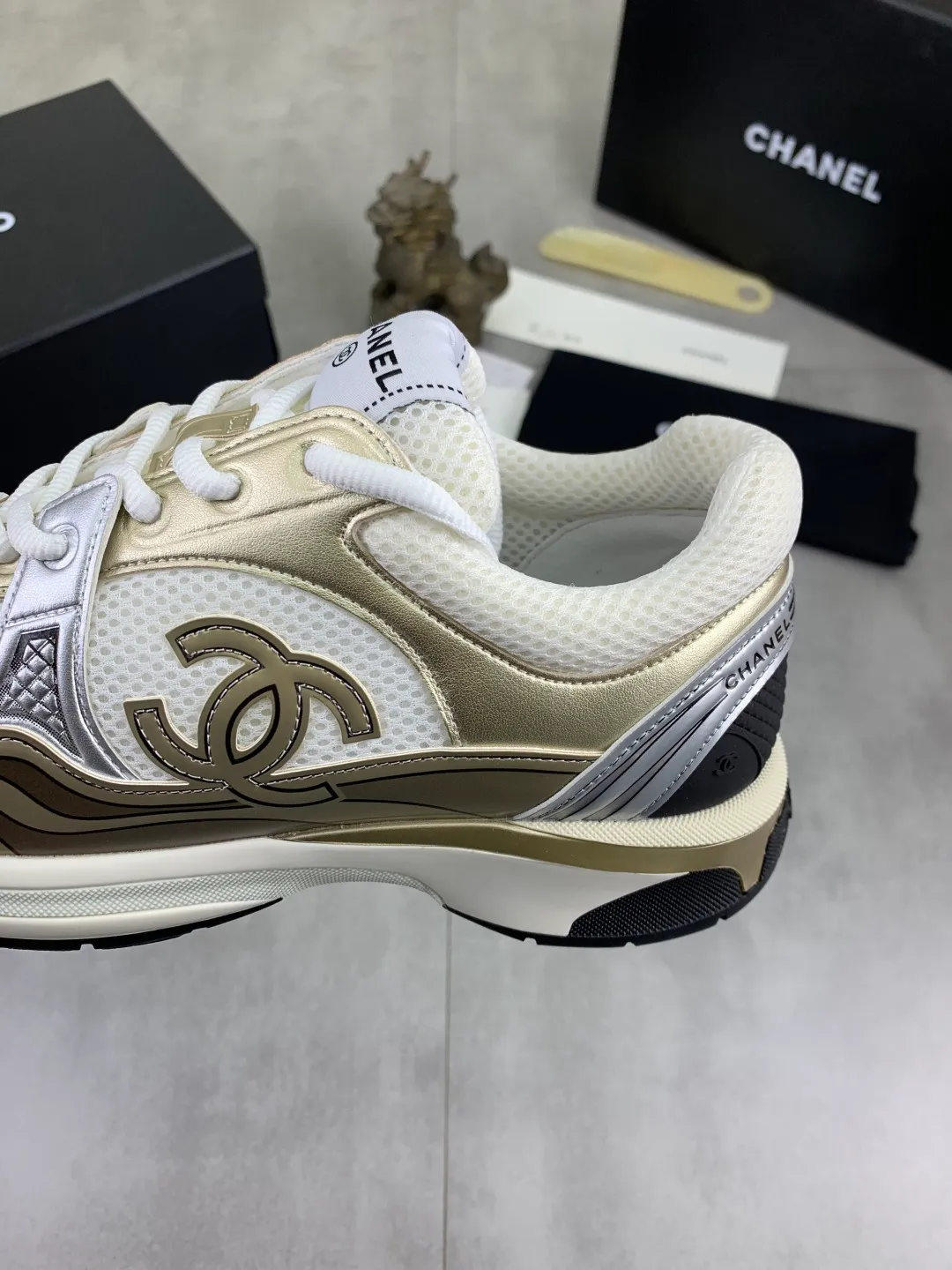 Men's Men's Shoes P620 New Chanel Chanel 25K Silver Horn Golden Horn King Casual Sports Shoes Original purchase and development Made by Xiaoxiang C Home Another super popular item in the counter, loved by Internet celebrity bloggers and ladies, various praises on social platforms, super popular, textured, breathable and super spring and summer. Seeing this issue always arouses the inner desire of fashion among girls. The latest suede material, classic black and white color, full of fashionable feeling on the feet. Easy to take care of, exquisite packaging at the delivery counter🛍📦 ▪️Fabrics: Original customized imported cowhide + mesh ▪️Inner lining: Customized imported breathable mesh ▪️Sole: Original molded rubber foam material ▪️Sole thickness: 4.5CM ▪️Size: 38-44